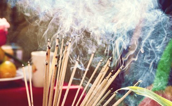 烧香是什么仪式?为何拜佛需要烧香