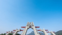 给去世的人供奉纸牌位,超度其往生善道