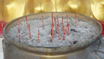 供养菩萨烧香祈福,上香需要注意的问题很重要