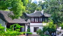 黑曜石辟邪的效果很好,可以请来保平安