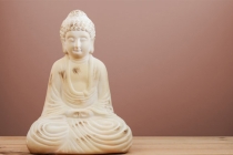 佛教牌位分红黄两色，立牌位的时候一定要注意