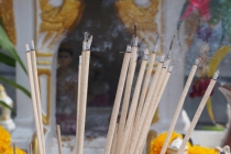 摆放灵牌位的放禁忌，家里神桌要想着向大门